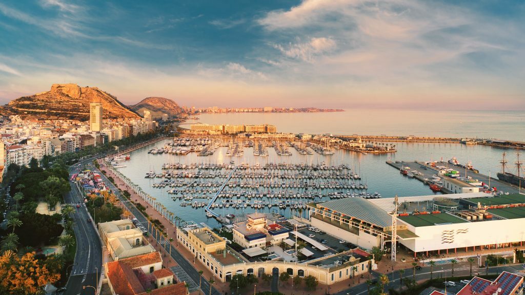 Alicante desde las alturas — perspectiva turística